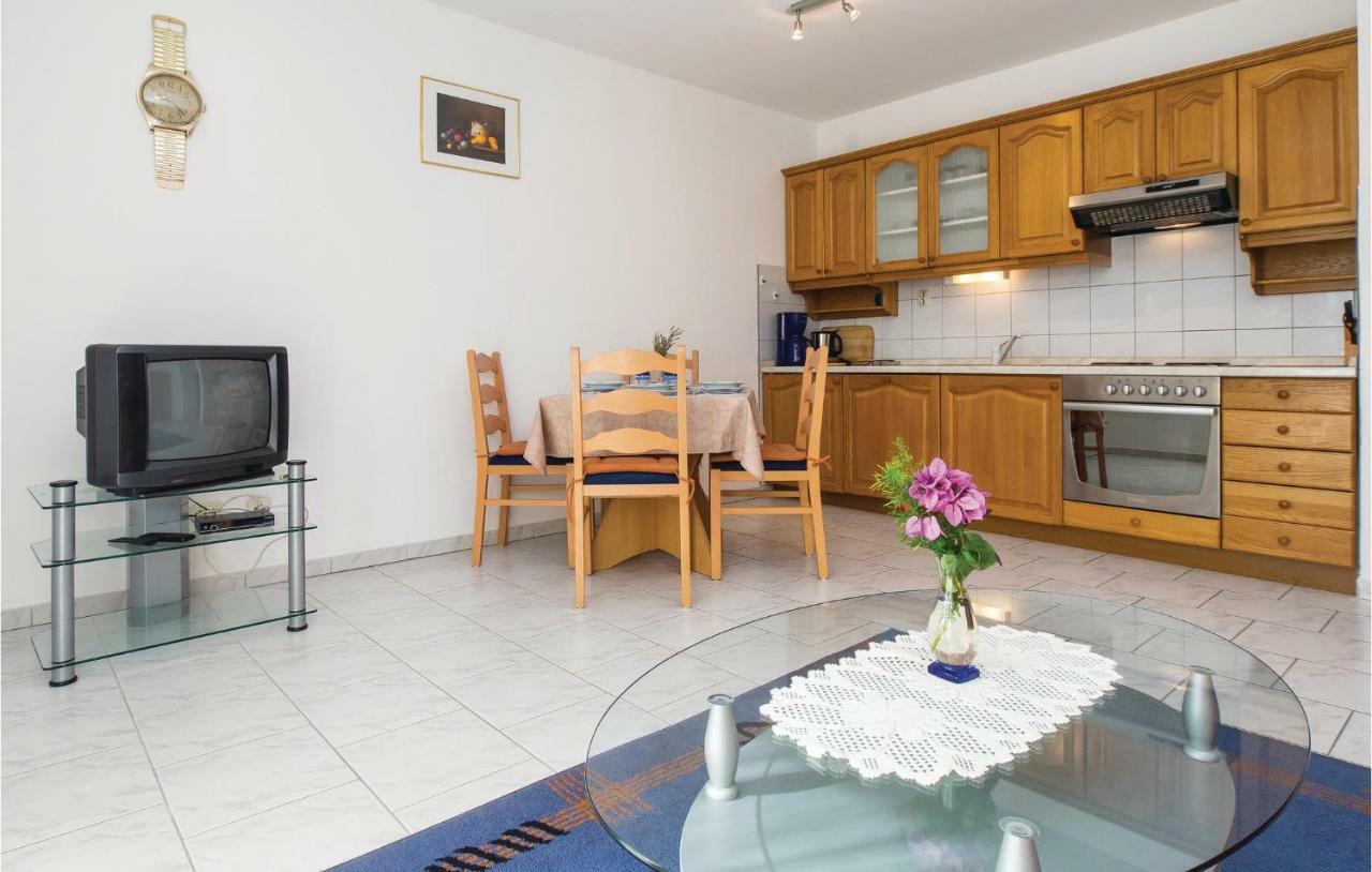 2 Bedroom Amazing Apartment In Supetar Eksteriør billede